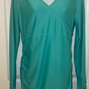 Athleta greenV-Neck Women's Top athletic ruched sides